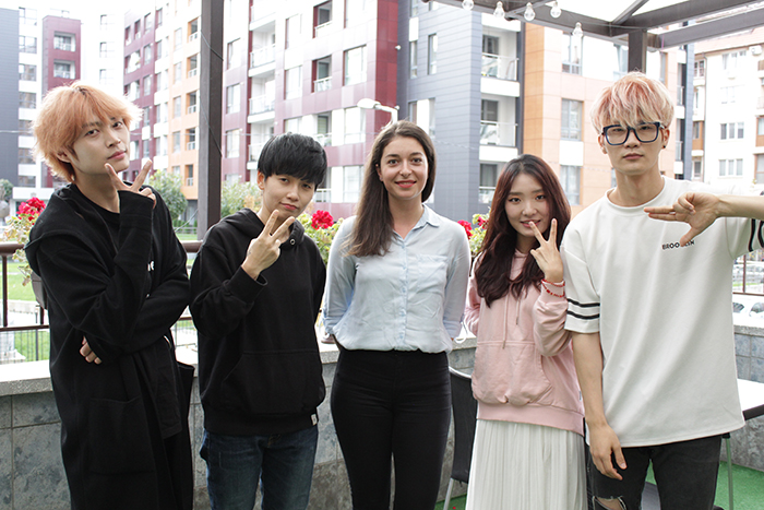 Violet Tree members pose for a photo with Korea.net Honorary Reporter Diana Trifonova (center).